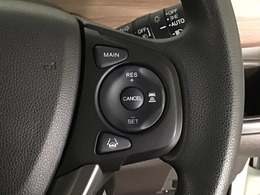 【アダプティブ・クルーズ・コントロール】予め設定した車速内でクルマが自動的に加減速。 前走車との適切な車間距離を維持しながら追従走行し、高速道路でのドライバーの疲労を軽減してくれる嬉しい機能付♪