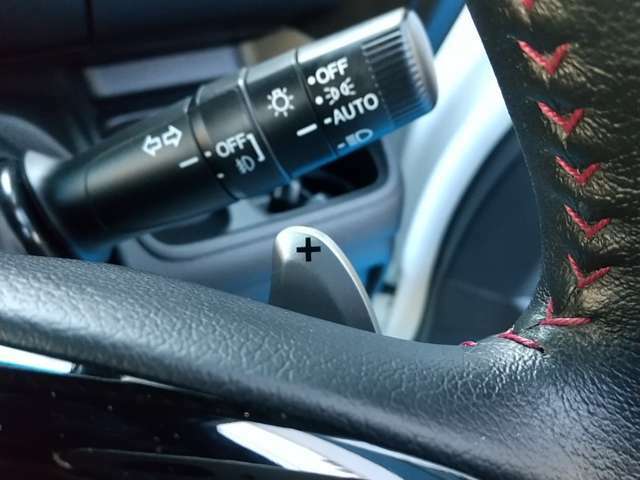 ★パドルシフト★ハンドルにあるシフトスイッチで、ハンドルから手を離さずに手動で1から7速まで変速することができます。エンジンブレーキが必要なときにも、使用してください。