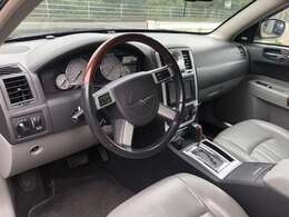 2DINサイズのHDDナビゲーションシステムを装備。MD/CD/DVD再生/MS/ミュージックサーバー（MP3/WMA対応）等多彩な再生を実現。6スピーカーボストンアコースティックスピーカーシステムが備わる