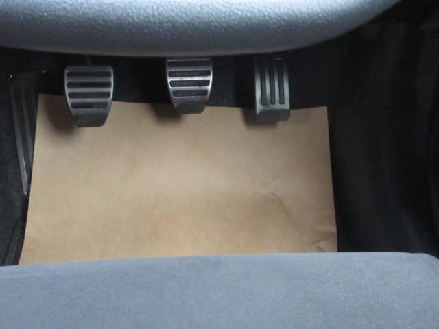 NISMO専用アルミ製アクセル・ブレーキ・クラッチペダル、フットレスト（nismoロゴ入り）