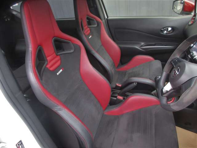 内外装及びエンジンルーム等、専用クリーニング実施します！室内はハンドル廻りからシート、床に至るまで、エンジンルームやボディももちろん隅々まで専門スタッフが一生懸命クリーニングし磨き上げています！