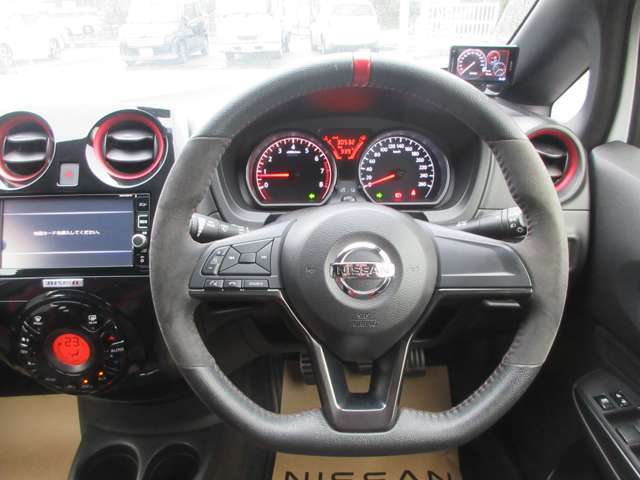 NISMO専用本革・アルカンターラ巻ステアリング（レッドセンターマーク、レッドステッチ、ガンメタクローム加飾付）