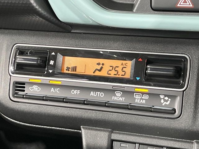 【オートエアコン】一度お好みの温度に設定すれば、車内の温度を検知し風量や温度を自動で調整。暑い…寒い…と何度もスイッチ操作をする必要はありません。快適な車内空間には必須の機能ですね♪