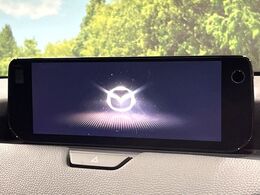 【12.3インチマツダコネクト】車内の雰囲気にマッチした大型ディスプレイ。スマホ接続でのナビ使用やBluetooth再生等、様々な機能が楽しめます。直感的なダイヤル操作が可能で、使い勝手も良好です。