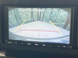 【バックカメラ】駐車時に後方がリアルタイム映像で確認できます。大型商業施設や立体駐車場での駐車時や、夜間のバック時に大活躍！運転スキルに関わらず、今や必須となった装備のひとつです！