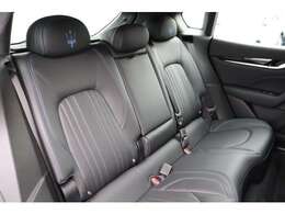 ヘッドレストは全シートにトライデントの刺繍が施されている面からもイタリア職人のこだわりを感じます。