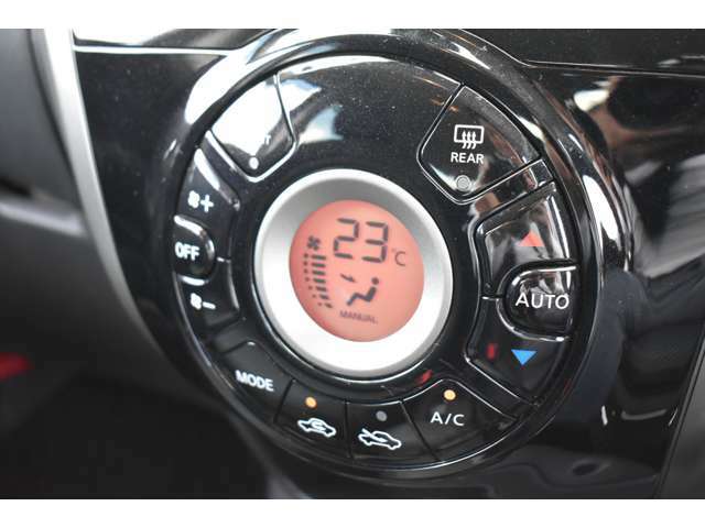 オートエアコンで温度を設定するだけで快適な車内環境を維持することができます！