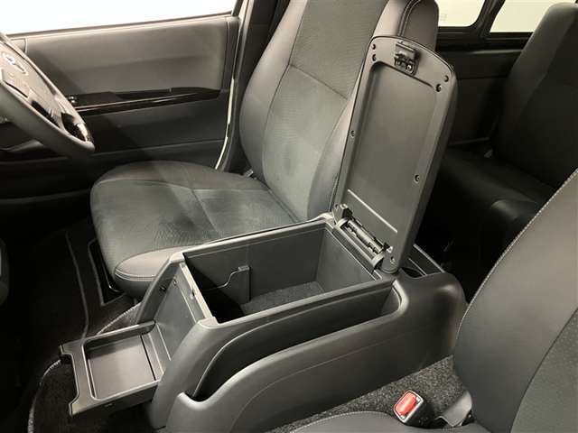 アームレスト下にも小物入れがあります。