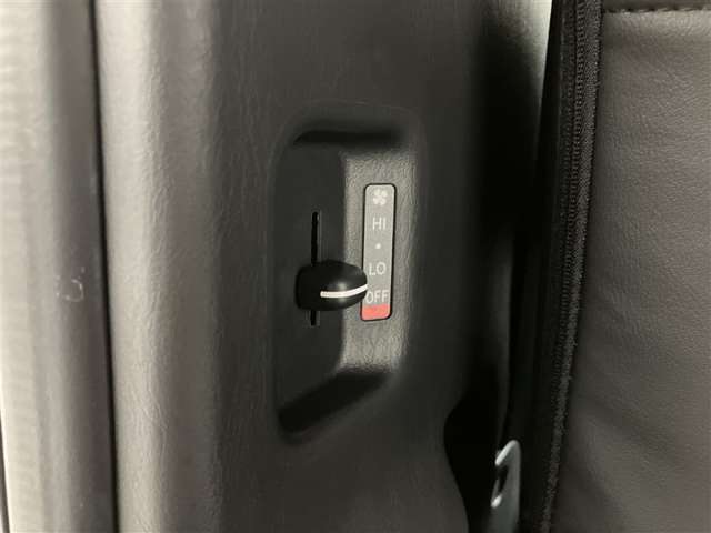 後席ヒーターのスイッチです。