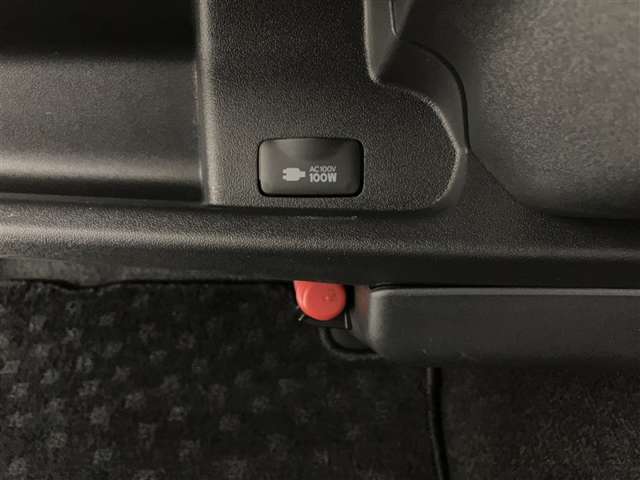 100V電源付き。移動中にスマホや電動工具を充電いただけます。