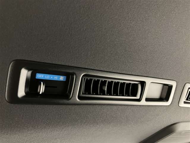 後席エアコンのスイッチです。