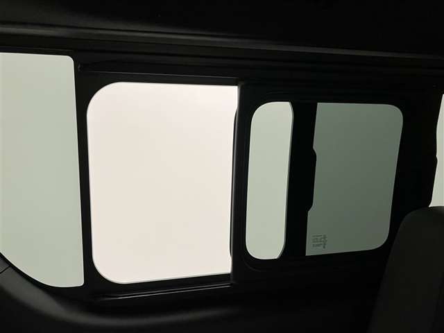 左右スライドドアの部分の窓はお写真のように開閉します。