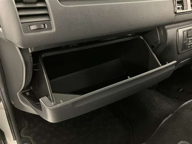 何かと便利なグローブボックス。メンテナンスノートや車検証、ちょっとしたメモと筆記用具等を入れておくとあればもしもの時にも便利です。