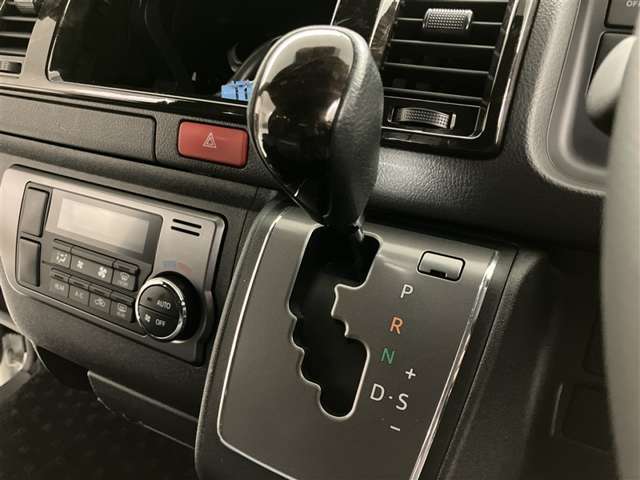 シフトレバー周辺のお写真です。