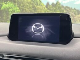 【マツダコネクトナビ】車内の雰囲気にマッチした一体型タイプのナビ。各種車輌設定やBluetooth再生等、様々な機能が楽しめます。