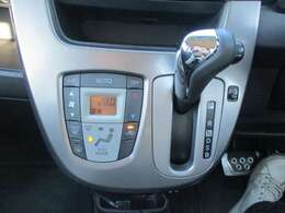 エアコンはオートエアコンです。ミッションはCVTです。