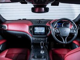 インテリアは12方向電動調整式フロントシート、カーボンインテリアトリム、シートヒーターが装備され、スポーティーな走りの楽しみと快適性を両立。