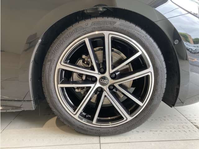 ここではお伝えしきれない装備や車両状態などの詳細をメールにてご説明させて頂きます。無料の《在庫お問合せ・お見積》ボタンをクリック頂くと、回答メールがお客様の元に届けられます！