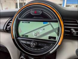 先進のBMW　タッチパッド付きi-driveとほぼ同性能のHDDナビゲーションになります。USBインターフェースやブルートゥースオーディオなど様々な先進機能をお楽しみいただけます。