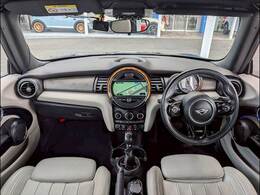 MINIならではのコックピット！！高級感があり、かつシンプルなデザインが飽きがこないとご好評いただいております。スイッチ一つ一つにも「こだわり」とセンスを感じます。