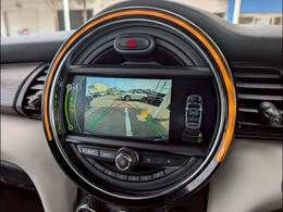 バックカメラ装備。後方確認に役立ち、楽々駐車やバックをしていただけます。