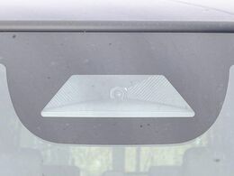 【ホンダセンシング】走行中に前方の車両等を認識し、衝突しそうな時は警報とブレーキで衝突回避と被害軽減をアシスト。より安全にドライブをお楽しみいただけます。