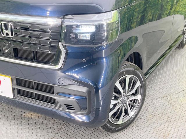 【LEDヘッドライト】悪天候や夜間走行時も良好な視界を確保し安心して運転できる高輝度LEDヘッドライトを装備！点灯速度が早く、消費電力も抑えられています。