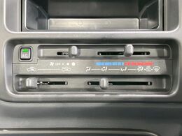 寒い冬も暑い夏も全席に快適な空調を届けてくれる、ダイヤル式エアコンを装備♪