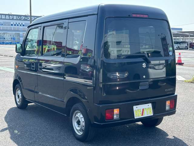 雨が降ってもゆったりと車選びができる全天候型立体展示場！エスカレーター完備！