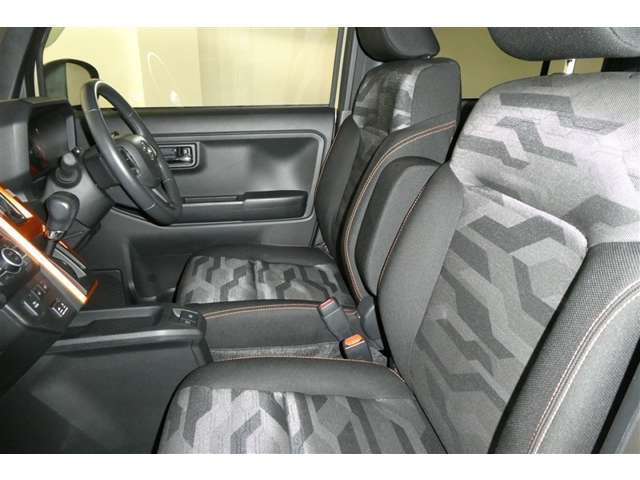 高いホールド性で運転姿勢が安定します。長距離ドライブでも疲れにくいのが魅力です。快適なドライビングライフをお送りください♪