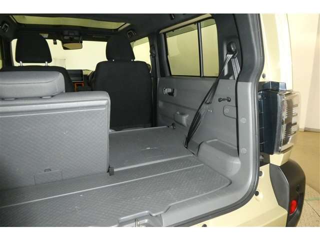 後部座席は分割で倒せるので使い方に合わせてアレンジできるので大きな荷物や長い物も積むことができるので買い物やレジャーに幅広く使用できますよ。