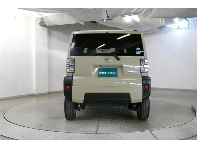 バックカメラが付いているので後方確認が非常にしやすいです。今や運転初心者も熟練者も必須装備！ついていて損はないですね♪