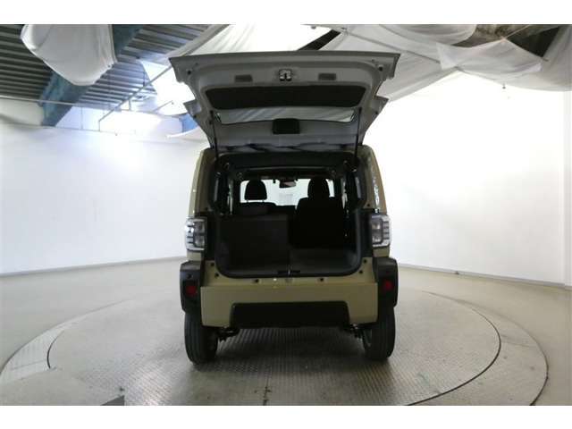 バックドアを上げた状態です。シートのアレンジ次第で荷室のスペースが広くなります！用途に合わせて快適な室内を！