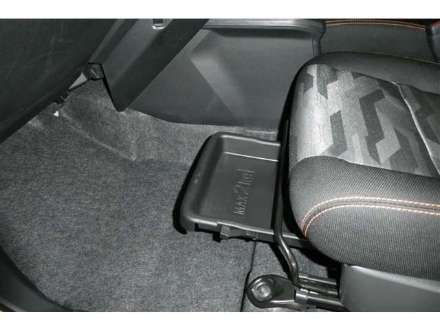 助手席シートの下にシートアンダートレイが付いています