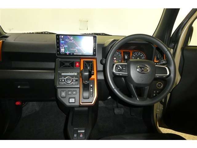 運転席周りのレイアウトをご覧ください。ナビゲーションが綺麗に装着されすっきり収まってますね！