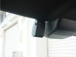 ◆ドライブレコーダー◆映像・音声などを記録する自動車用の装置です。　もしもの事故の際の記録はもちろん、旅行の際の思い出としてドライブの映像を楽しむことができます。