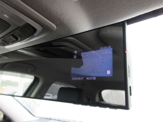 ルームミラー型ドライブレコーダーです。万が一の際の記録から煽り運転などの危険運転対策まで！！運転時の強い味方です。