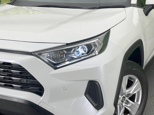 【LEDヘッドライト】悪天候や夜間走行時も良好な視界を確保し安心して運転できる高輝度LEDヘッドライトを装備！点灯速度が早く、消費電力も抑えられています。