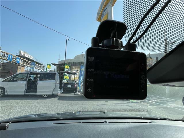 こちらドライブレコーダーの写真になります。昨今、車に必須な装備になってます！大事があったときにしっかり記録されていると。駐車監視機能がついている機種もありますので、盗難防止にも一役買ってます！