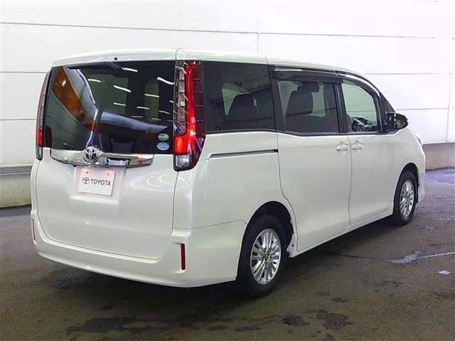 サービス工場を併設完備しております。車検・点検・修理なんでもお任せ下さい！！