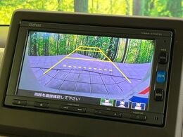 【バックカメラ】駐車時に後方がリアルタイム映像で確認できます。大型商業施設や立体駐車場での駐車時や、夜間のバック時に大活躍！運転スキルに関わらず、今や必須となった装備のひとつです！