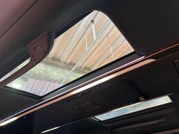【ガラスルーフ】ガラスルーフ搭載で車内の解放感が一気にアップ！開放的なドライブをお楽しみいただけます。