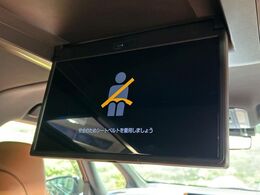 【後席モニター】家族や友人とお出かけする機会が多い方に大人気の後席モニターを装備！見やすい位置に画面がありテレビやDVDの視聴も快適！友達もお子様も、後席にしか乗らなくなるかも？？