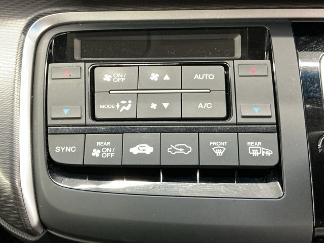 Wエアコン付きです！運転席・助手席それぞれ快適な車内でお過ごしいただけます。