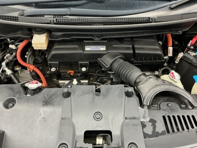 技術が詰まったエンジンルームもご覧の通りピカピカにクリーニング済みです。ハイブリッドなのでお財布にも環境にも優しいです。