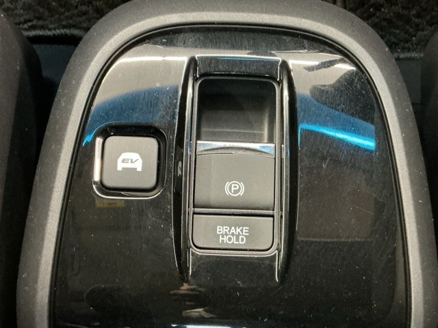 わずかな力で簡単に操作出来る電動パーキングブレーキ・オートブレーキホールド付きです！