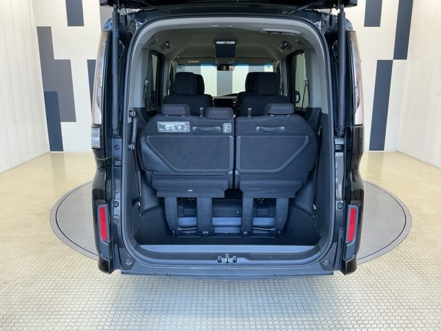 3列目の方もゆったりとお乗りいただけます。ラゲッジスペースも日常使う分には充分な広さです。