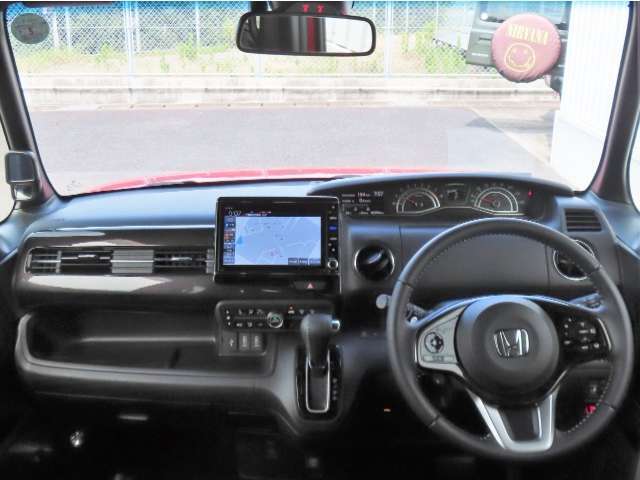 【インパネ周り】広々とした視界性の良い運転席です。ゆったりとした快適な乗り心地で運転できます。漆黒に映えるクロームメッキの輝きが上質さを演出しています。