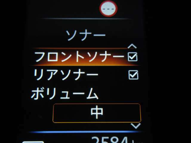 前後にあるセンサーやソナーで障害物などの接近をメーター内のディスプレやナビ画面上にて視覚で教えてくれます。また音でも教えてくれますので更に安心です☆