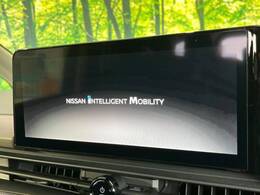 【メーカー純正12型ナビ】インテリアに溶け込むスタイリッシュな「専用設計」メーカーナビを装備♪視認性や操作性など基本性能にも優れ、より上質なカーライフをお楽しみいただけます。